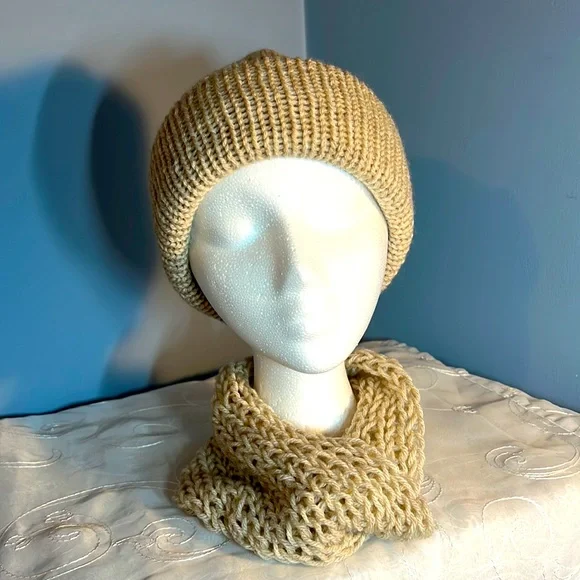 Handmade Knit Womans/Girls Beanie & Cowl set Cream NEW - Picture 1 of 6